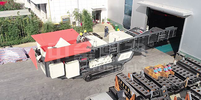 Mobile crushing and screening equipment