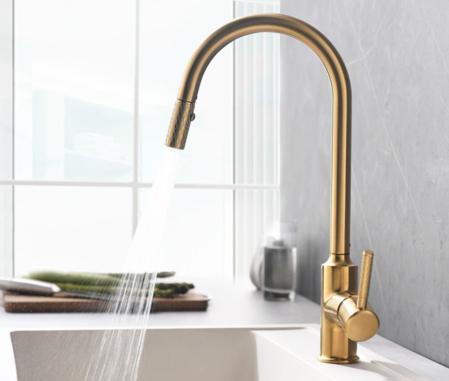Küchenarmatur 360 Grad heißer und kalter Küchenmischer Dual Sink Rotation Ziehen Sie den gebürsteten Goldwasserhahn heraus