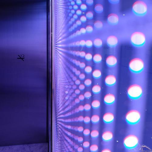 चमकती एलईडी ग्लास गतिशील प्रदर्शन पैटर्न प्रकाश का नेतृत्व किया
