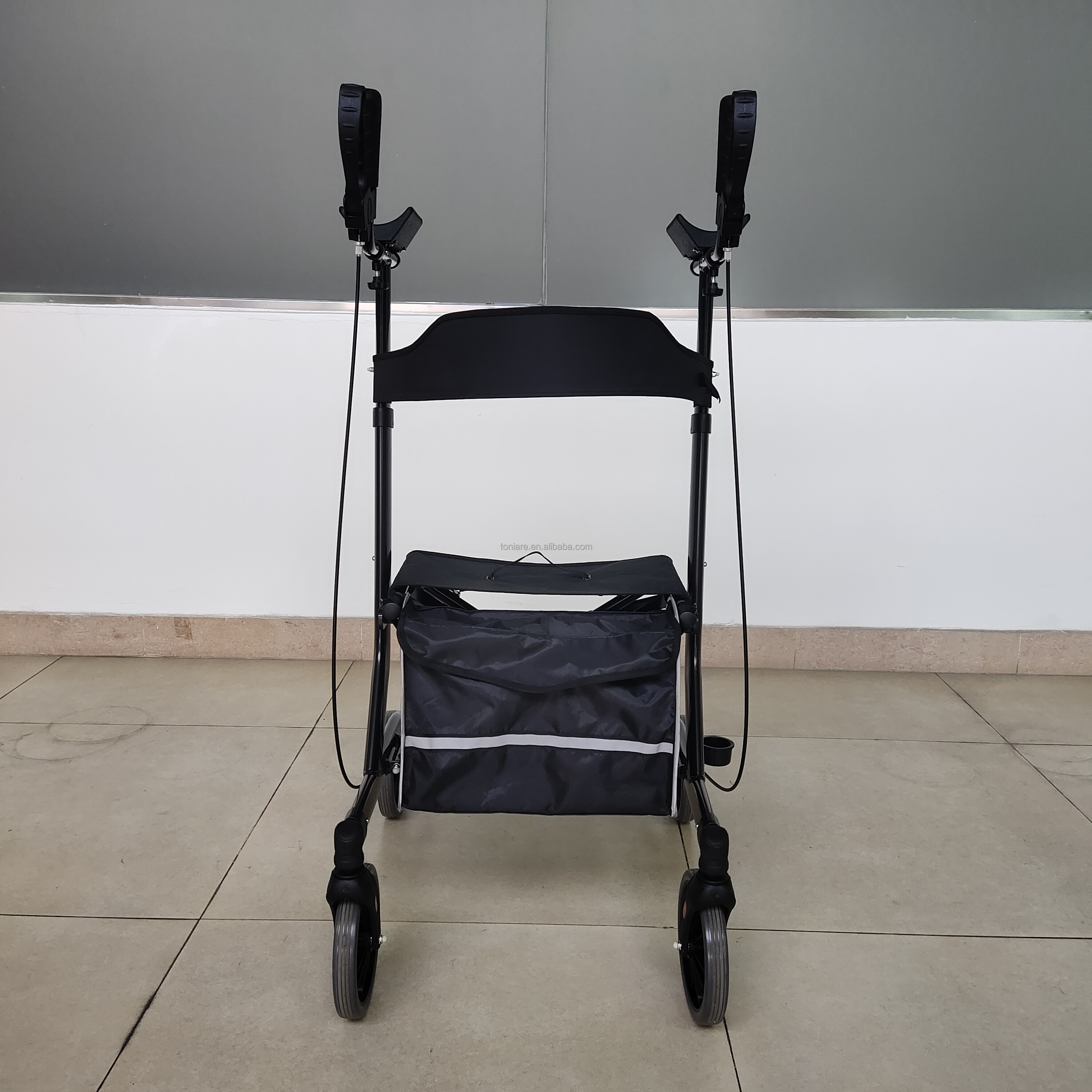 Aluminio Valor vertical Rollator Rollator de antebrazo con una bolsa de compras para ancianos TRA02C