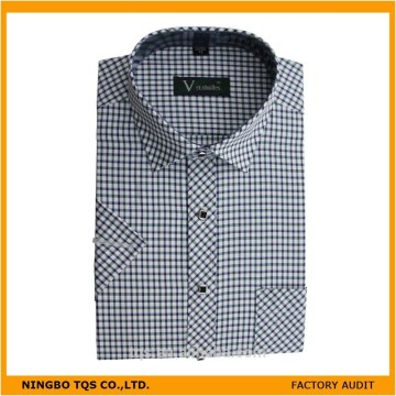 La clásica camisa de hombres de mangas cortas de cuadros clásicos