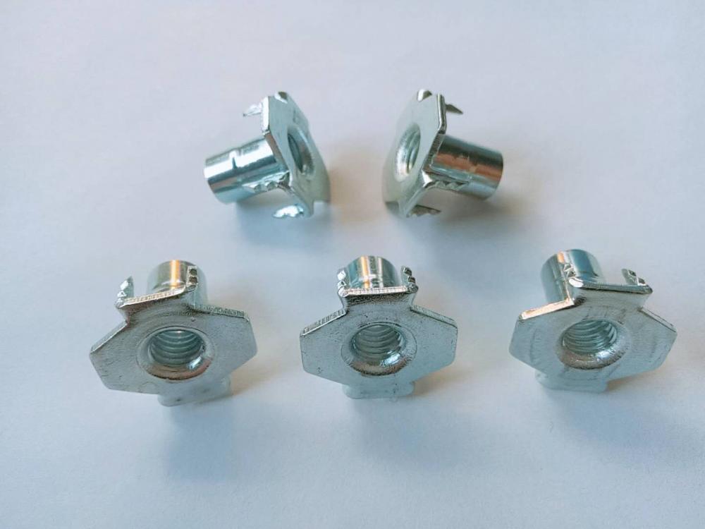 Furniture Machine Hopper Feed CB/NHFTee Nuts with thread  4 prongs