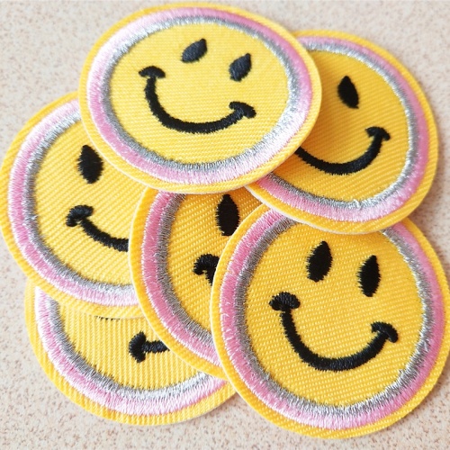 Żółta twarz uśmiechu DIY łatka modna haftowana tkanina