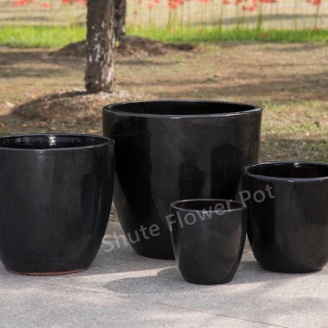 Murang itim na glazed clay pots.