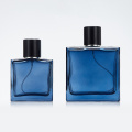 Bouteille de parfum en verre bleu avec couvercle de pompe