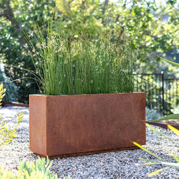 Verweerde corten stalen boomplanters bol voor straatbeeld