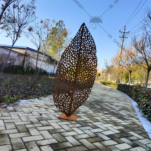 Statue en métal sculpture des feuilles de Corten