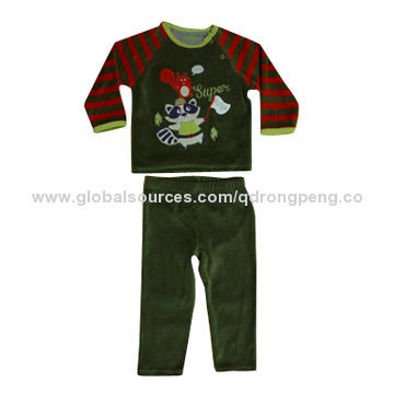 80% cotton/20% polyester velvet baby pajamas with a raglan shirt and a pair of pants