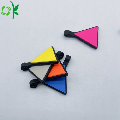 Silicone triangular pendurado no pescoço