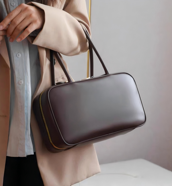 긴 가죽 손잡이가있는 세련된 레트로 토트 Stylish Retro Tote with Long Leather Handles