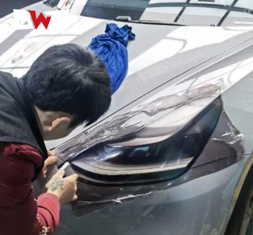 Instalación de la película del tinte de los faros delanteros