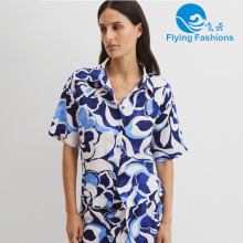 Una camisa estampada de moda para mujer.