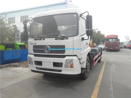 Hooklift garbage truck with compressed garbage box