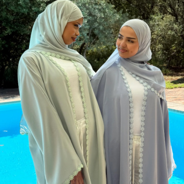 طقم عباية أنيق مكون من قطعتين مزين بزهرة الدانتيل
