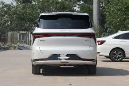 Fengxing Xinghai V9 Luxury Plug-in Hybrid - Top Speed 180km/h, 154 Horsepower