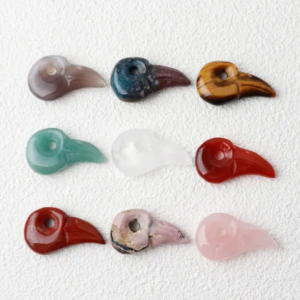 Fashion Natural Hand Carved Raven Crystal Skull Pendant