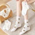 Calcetines blancos suaves y elegantes con bordado de níspero