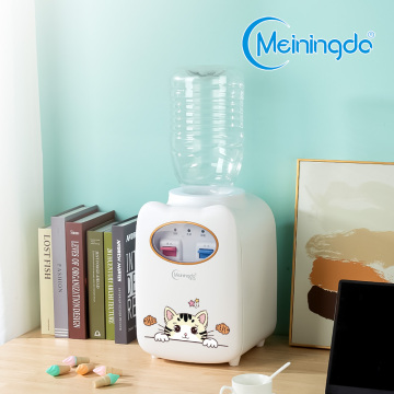 Elegante porta per gatti con distributore d'acqua bianca