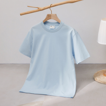 เสื้อยืดไหล่ของผู้ชาย