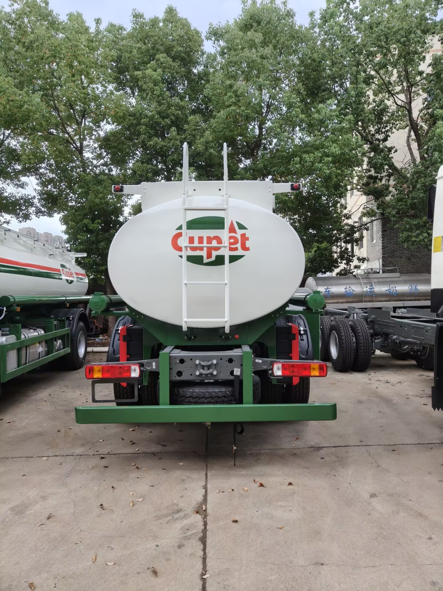 4x4 Howo diesel tanker truck