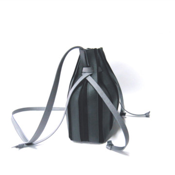 Geplooide tas met decoratieve koordbevestiging