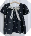 ボウノット花柄の袖の女の赤ちゃんのドレス