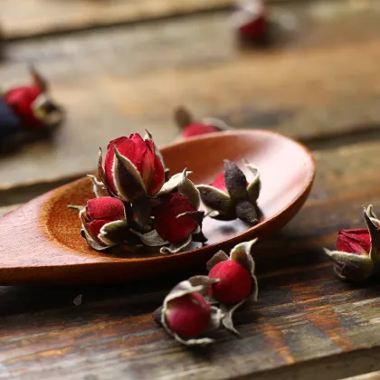 High Quality Natural Whitening Tea: Dried Phnom Penh Rose Buds Flower Tea with Gold Edge Rose