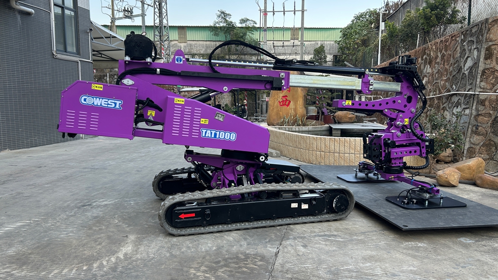 glass lifting manipulator with track