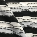Tkanina żakardowa z falowanym wzorem przędzy barwionej na drutach