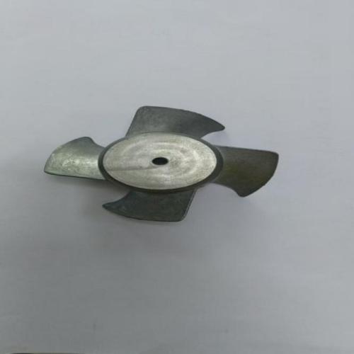 Тонкий лезвие вентилятора в легкой алюминиевой раме в легкой алюминиевой раме