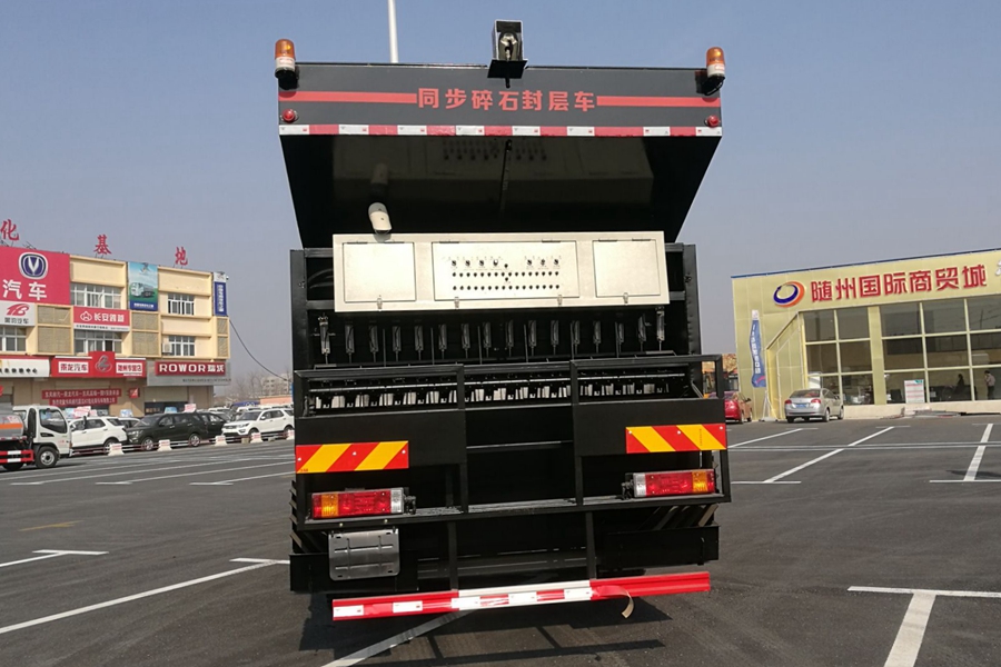 Synchronous Chip Sealing Truck 3