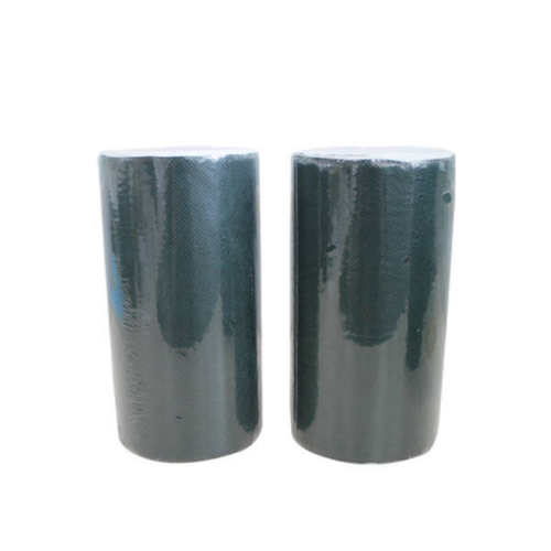 Клейкая лента для озеленения поля с искусственной травой.