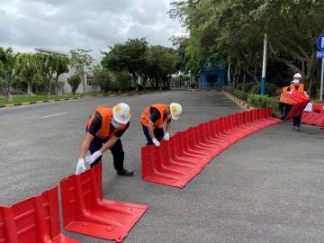 flood barrier garage water dam flood protection system