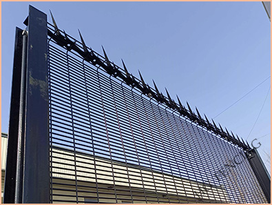 Anti-climbing 358 Fence with barbed pikes at the top 