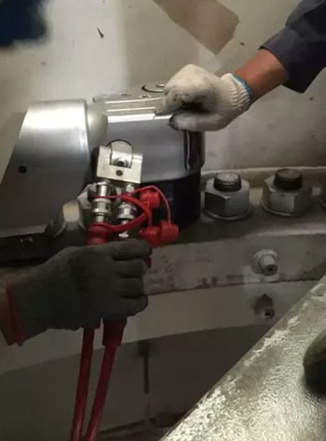 operation-hydraulic torque wrench