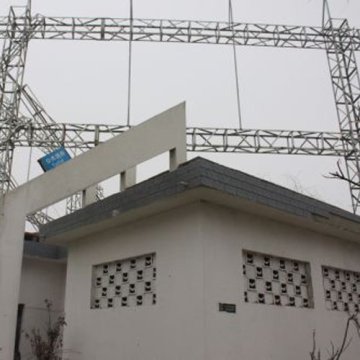 Үш жағындағы болат жақтау жарнамалық жарнаманы көрсетеді