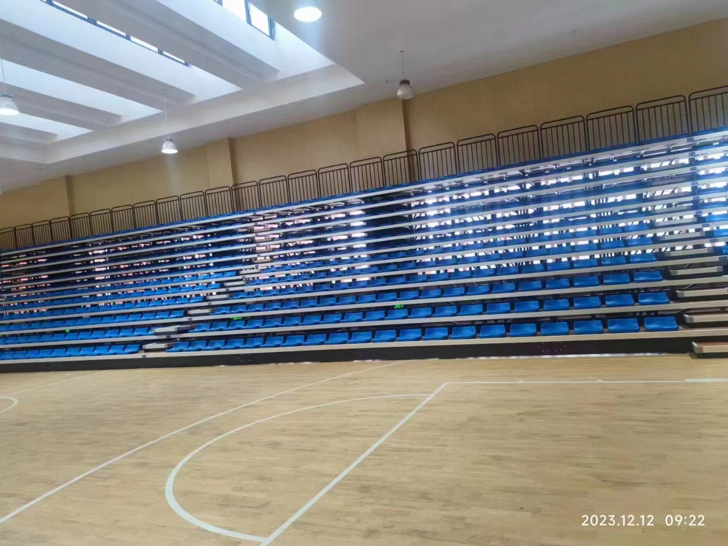Electrical telescopic bleacher seat
