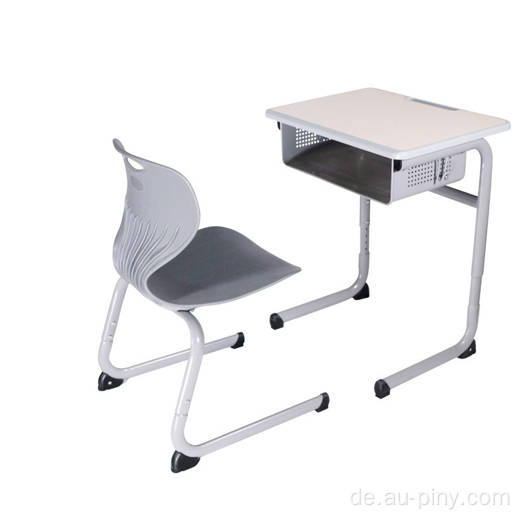 Moderner verstellbarer Schreibtisch und Stuhl für Schüler im Klassenzimmer