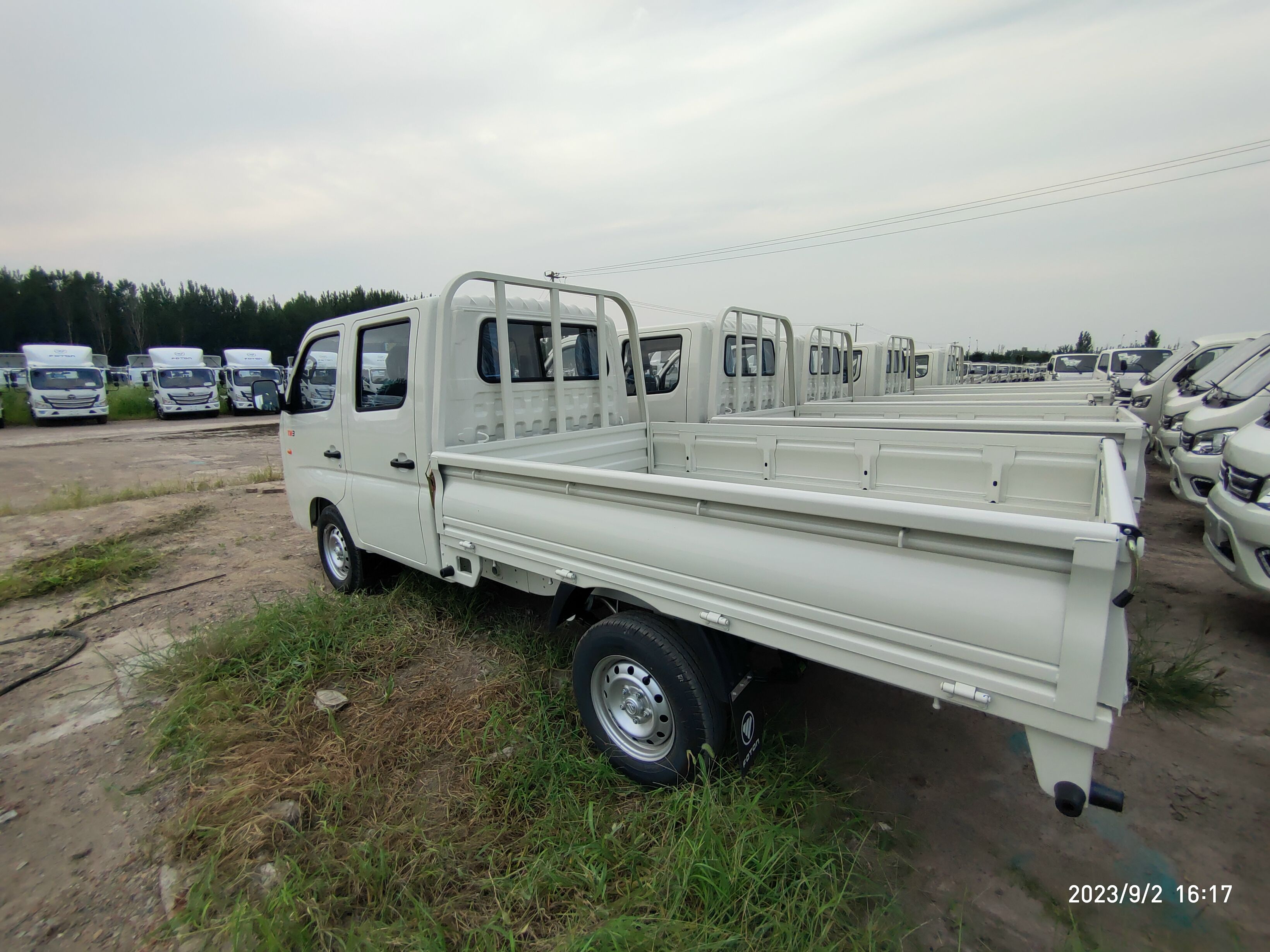 Flatbed Transport Truck for Heavy Cargo