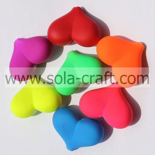 Perline colorate opache di gomma del cuore di Yiwu di 15 * 27 * 36MM all&#39;ingrosso