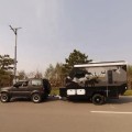 Туристический трейлер с жестким топом у дороги RV Camping