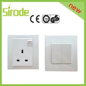 British Surface Mounting Switch Socket with Safe Protection