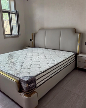 2024 Luxe op maat gestoffeerd Italiaans kingsize bed met high -end groot hoofdeinde