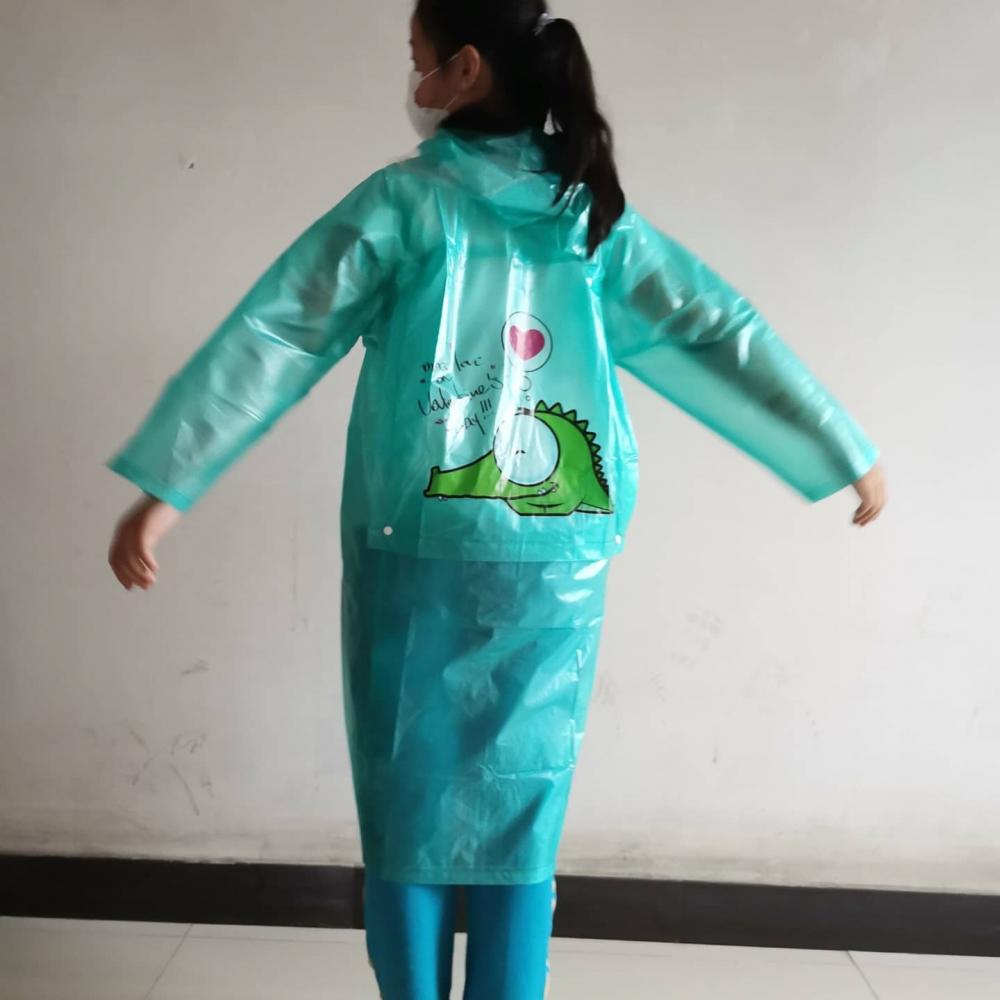 معطف المطر الأخضر للطالب