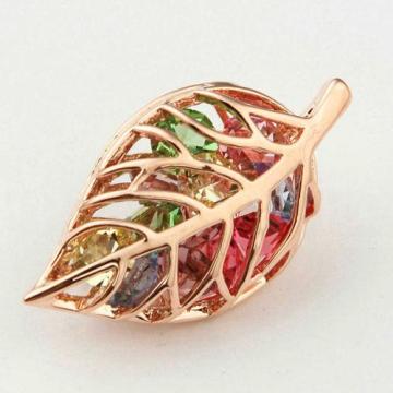 The extravagant leaf brooch with sparking diamond