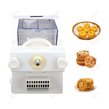 Pâtes ménagères et machine à biscuits avec plusieurs moules