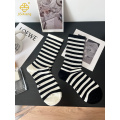 한국 흑백 줄무늬 중간 길이 스포츠 양말