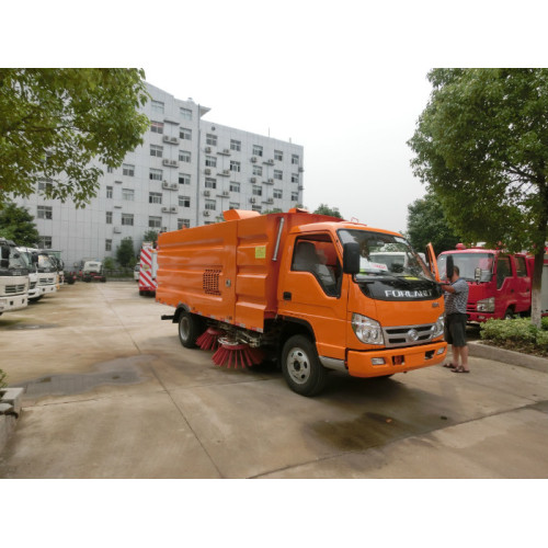 Petit camion de rue à vide à vide de poussière