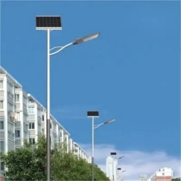 Lampu jalan solar yang diketuai luaran