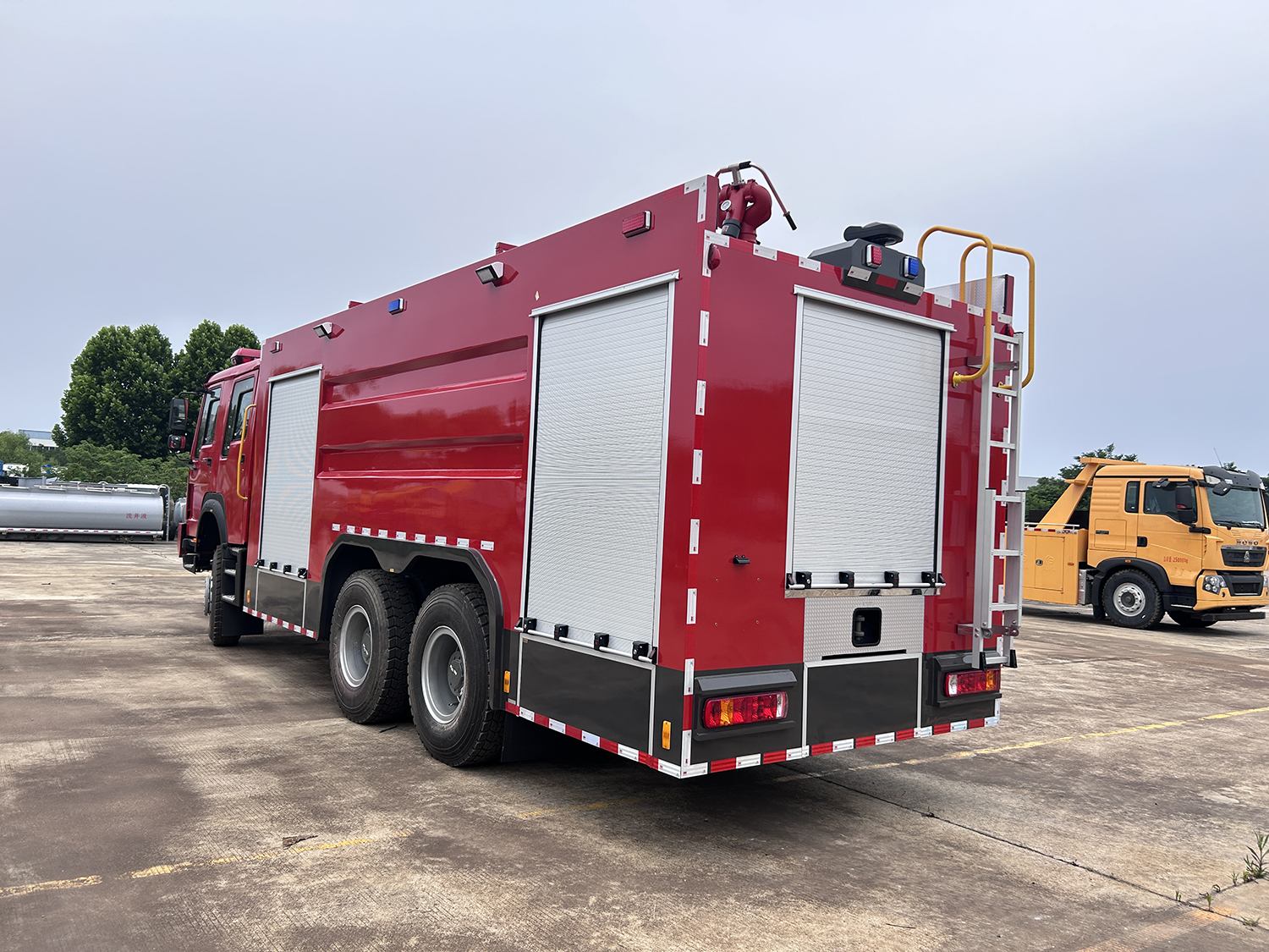 HOWO 6X6 all wheel drive fire fighting truck
